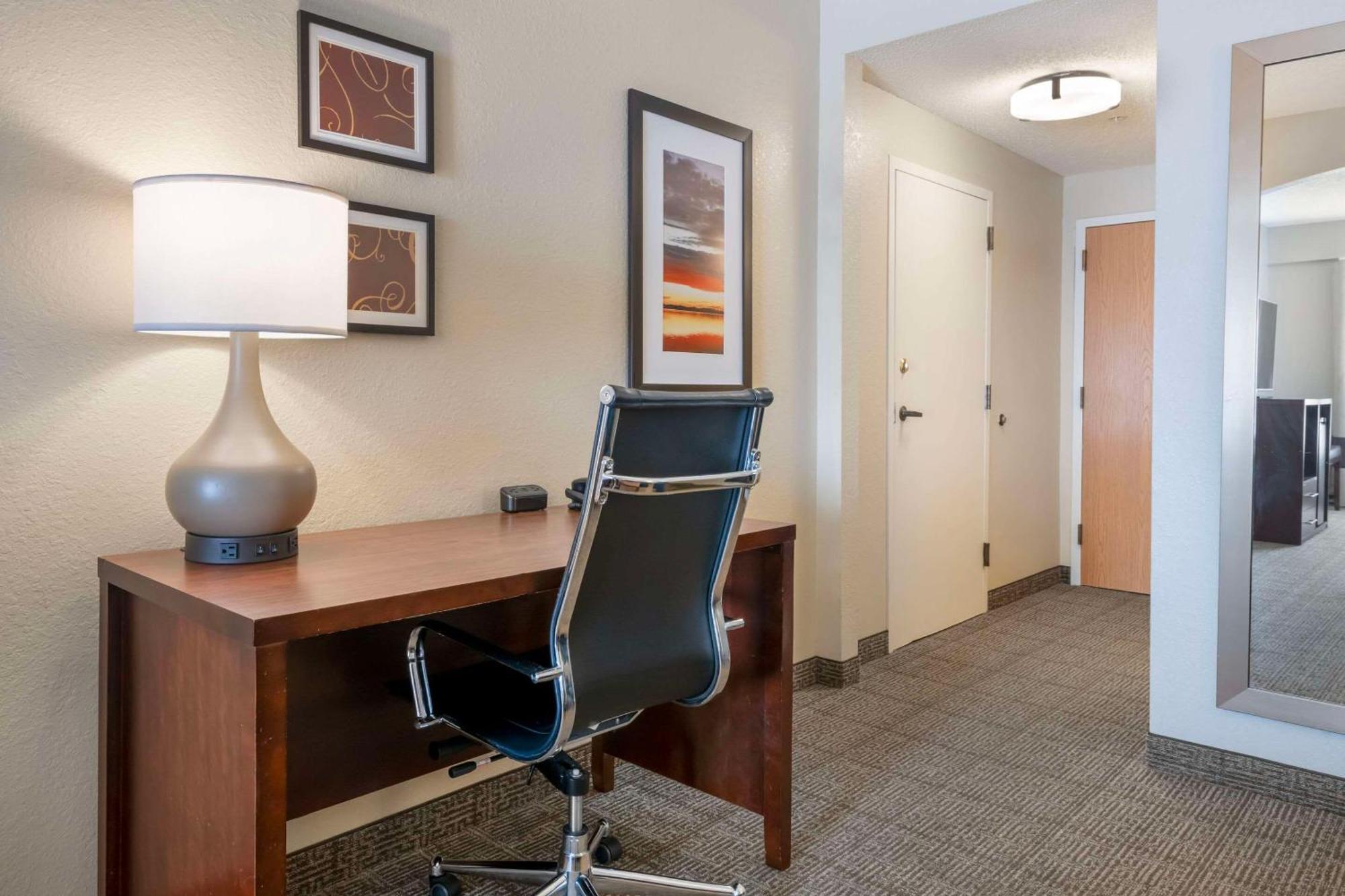 Deluxe Suite with Two Double Beds- Non-Smoking,1639557168:JPEG